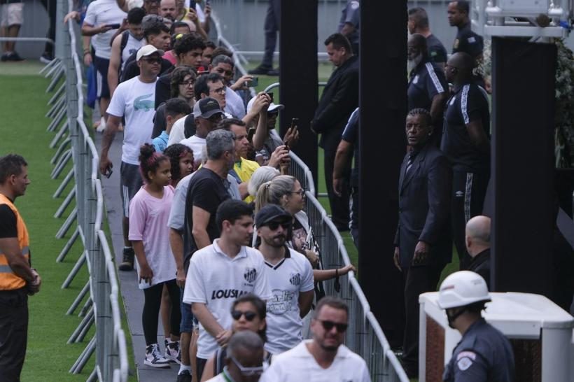 Cozi kilometrice în jurul stadionului unde este depus sicriul lui Pele! 18818286