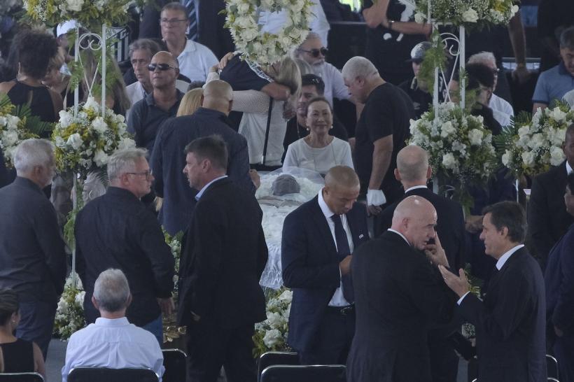 Cozi kilometrice în jurul stadionului unde este depus sicriul lui Pele! 18818287