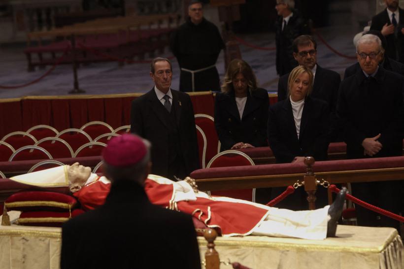 Giorgia Meloni i-a adus un ultim omagiu papei emerit Benedict al XVI-lea