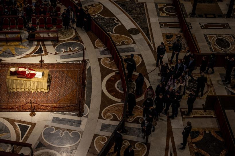 Giorgia Meloni i-a adus un ultim omagiu papei emerit Benedict al XVI-lea 18818334