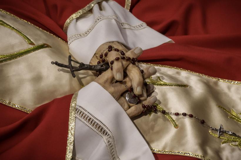 Giorgia Meloni i-a adus un ultim omagiu papei emerit Benedict al XVI-lea 18818335