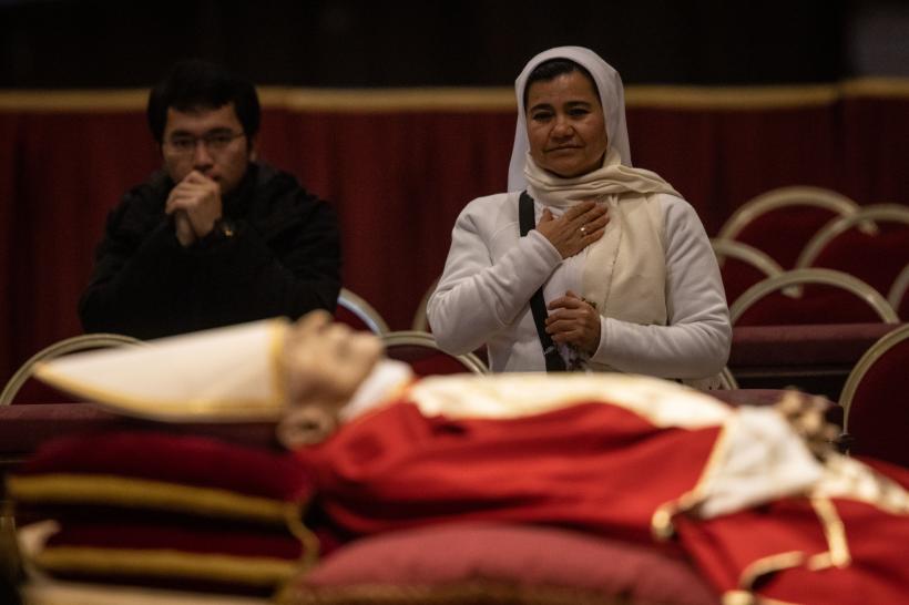 Giorgia Meloni i-a adus un ultim omagiu papei emerit Benedict al XVI-lea 18818336