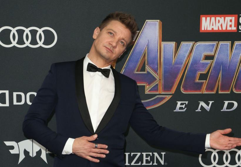 Jeremy Renner se află la terapie intensivă și se recuperează după 2 operații. Actorul a fost rănit în timp ce curăța zăpada