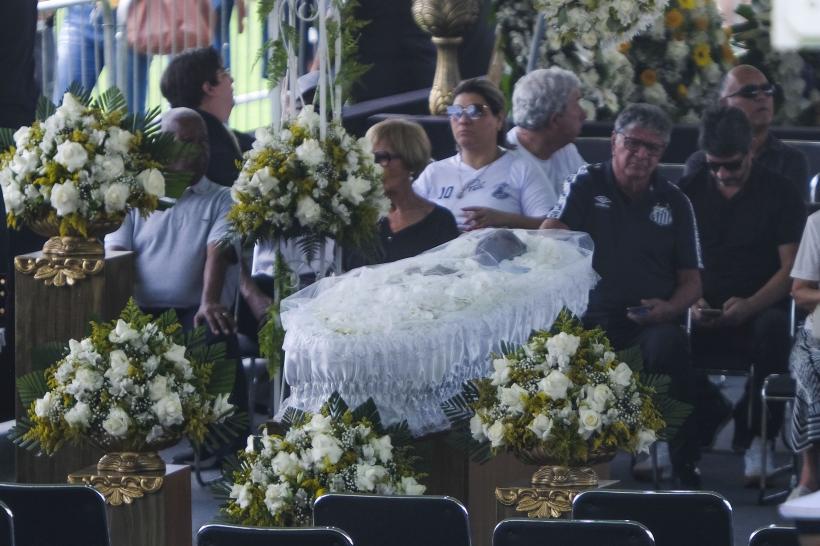 Mii de oameni l-au condus pe ultimul drum pe legendarul Pele. Iată imaginile! 18818438