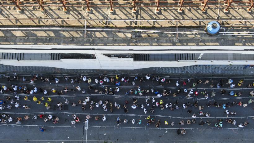 Mii de oameni l-au condus pe ultimul drum pe legendarul Pele. Iată imaginile! 18818439