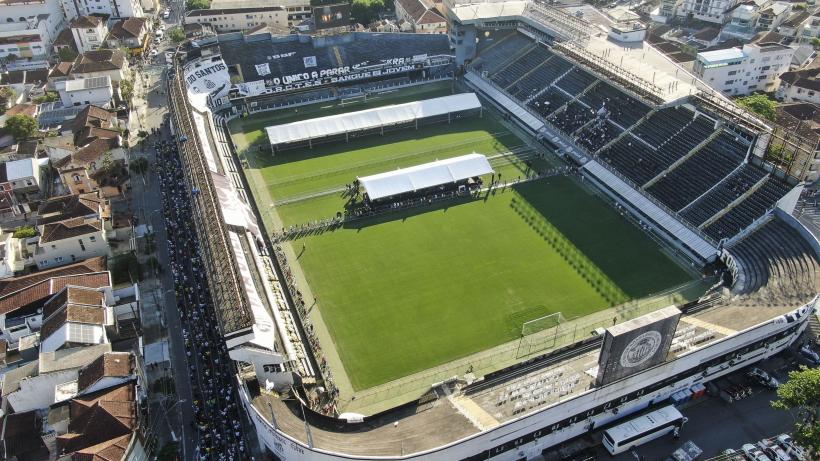 Mii de oameni l-au condus pe ultimul drum pe legendarul Pele. Iată imaginile! 18818440