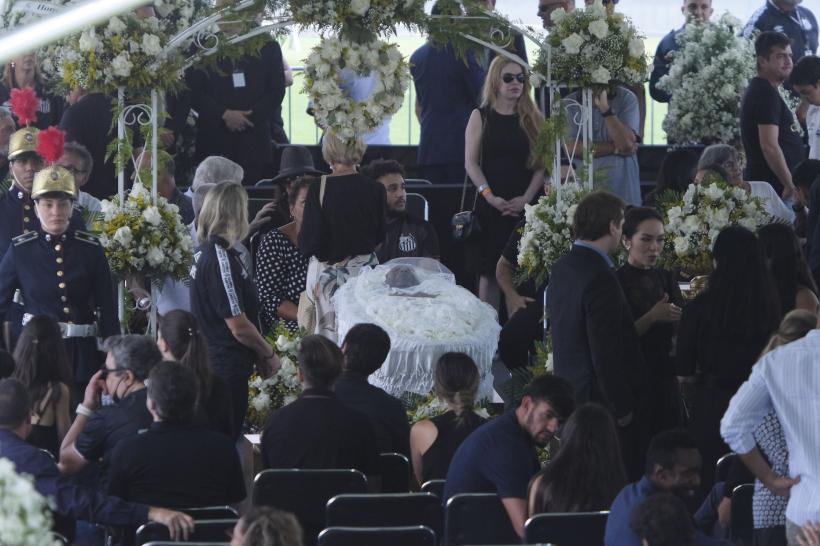 Mii de oameni l-au condus pe ultimul drum pe legendarul Pele. Iată imaginile! 18818442