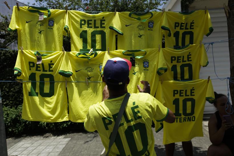 Mii de oameni l-au condus pe ultimul drum pe legendarul Pele. Iată imaginile! 18818443