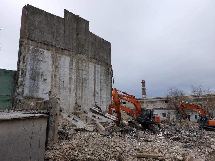 Accident la demolarea unei foste fabrici din Fundulea. Un bărbat a rămas blocat în cabina unui excavator 18818610