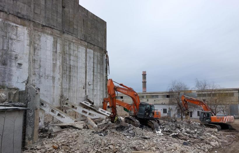 Accident la demolarea unei foste fabrici din Fundulea. Un bărbat a rămas blocat în cabina unui excavator 18818611