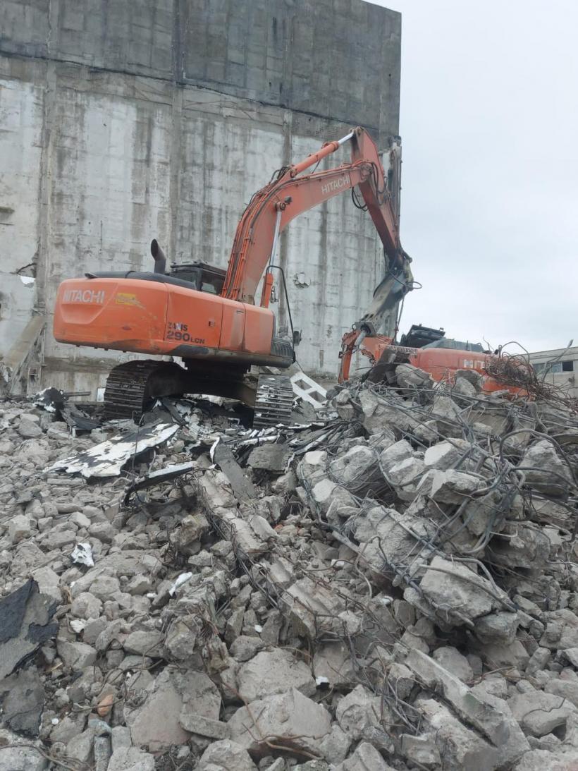 Accident la demolarea unei foste fabrici din Fundulea. Un bărbat a rămas blocat în cabina unui excavator 18818612