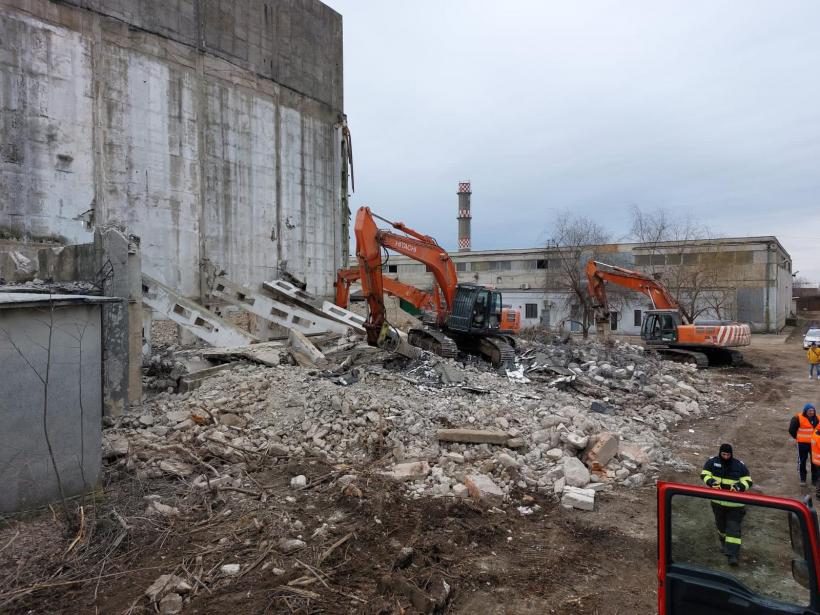 Accident la demolarea unei foste fabrici din Fundulea. Un bărbat a rămas blocat în cabina unui excavator 18818613