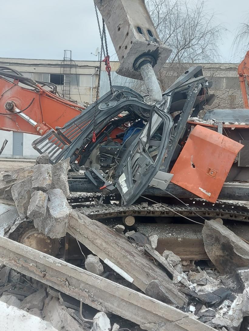 Accident la demolarea unei foste fabrici din Fundulea. Un bărbat a rămas blocat în cabina unui excavator 18818614