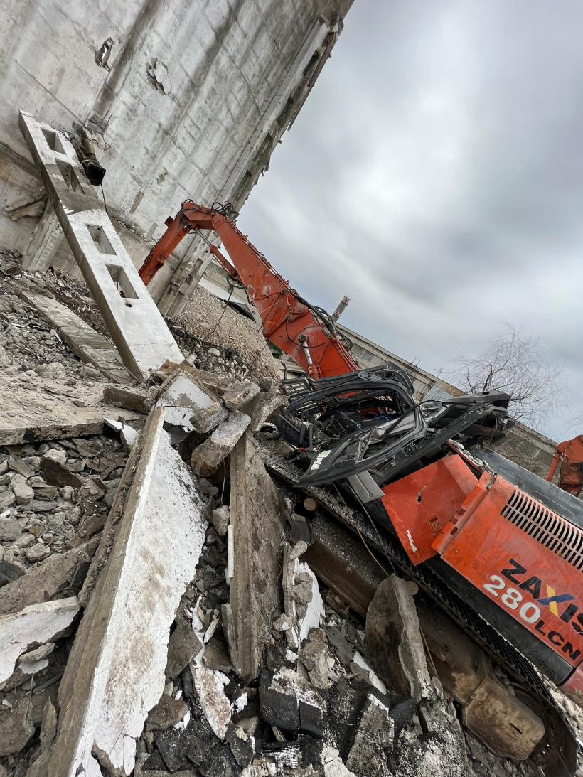 Accident la demolarea unei foste fabrici din Fundulea. Un bărbat a rămas blocat în cabina unui excavator 18818615