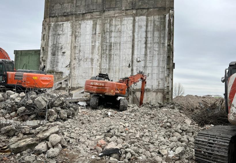 Accident la demolarea unei foste fabrici din Fundulea. Un bărbat a rămas blocat în cabina unui excavator 18818616