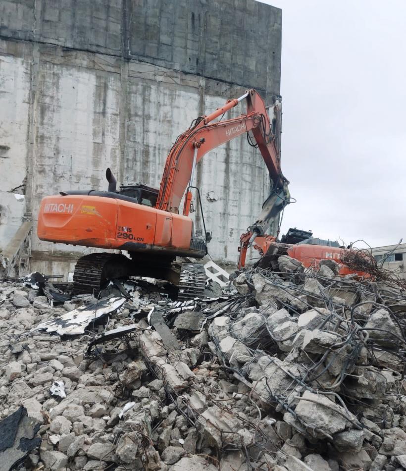 Accident la demolarea unei foste fabrici din Fundulea. Un bărbat a rămas blocat în cabina unui excavator 18818617