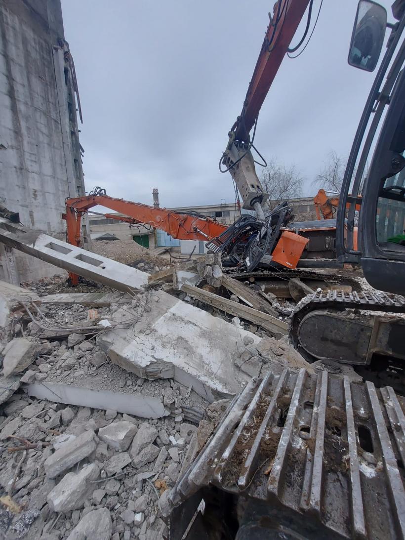 Accident la demolarea unei foste fabrici din Fundulea. Un bărbat a rămas blocat în cabina unui excavator 18818618