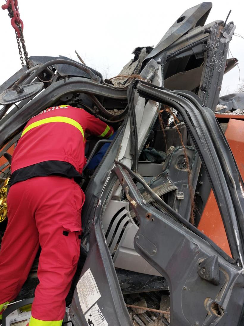 Accident la demolarea unei foste fabrici din Fundulea. Un bărbat a rămas blocat în cabina unui excavator 18818619