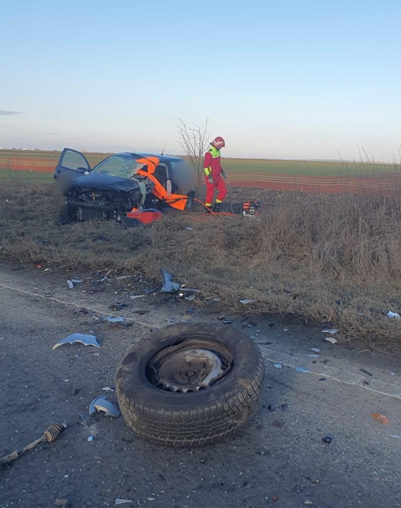 Accident grav în Suceava. Trei persoane au fost rănite grav după o coliziune frontală între două autoturisme 18818501