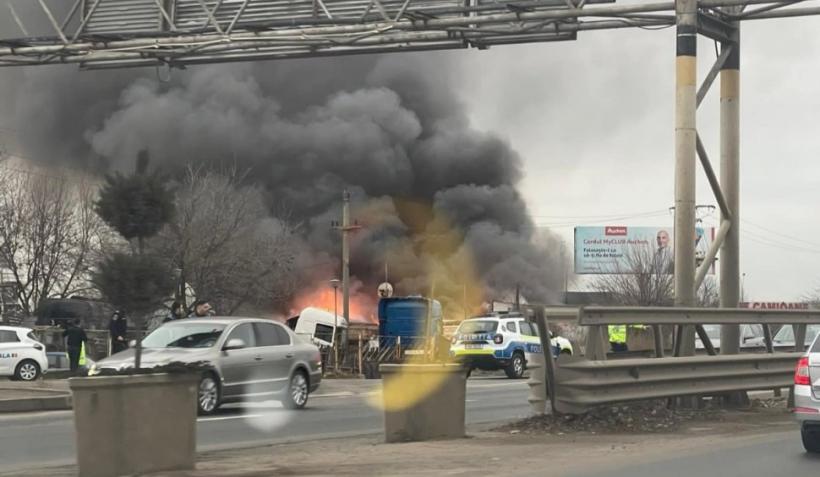 Incendiu puternic la un depozit de pe Bd. Iuliu Maniu  18818574