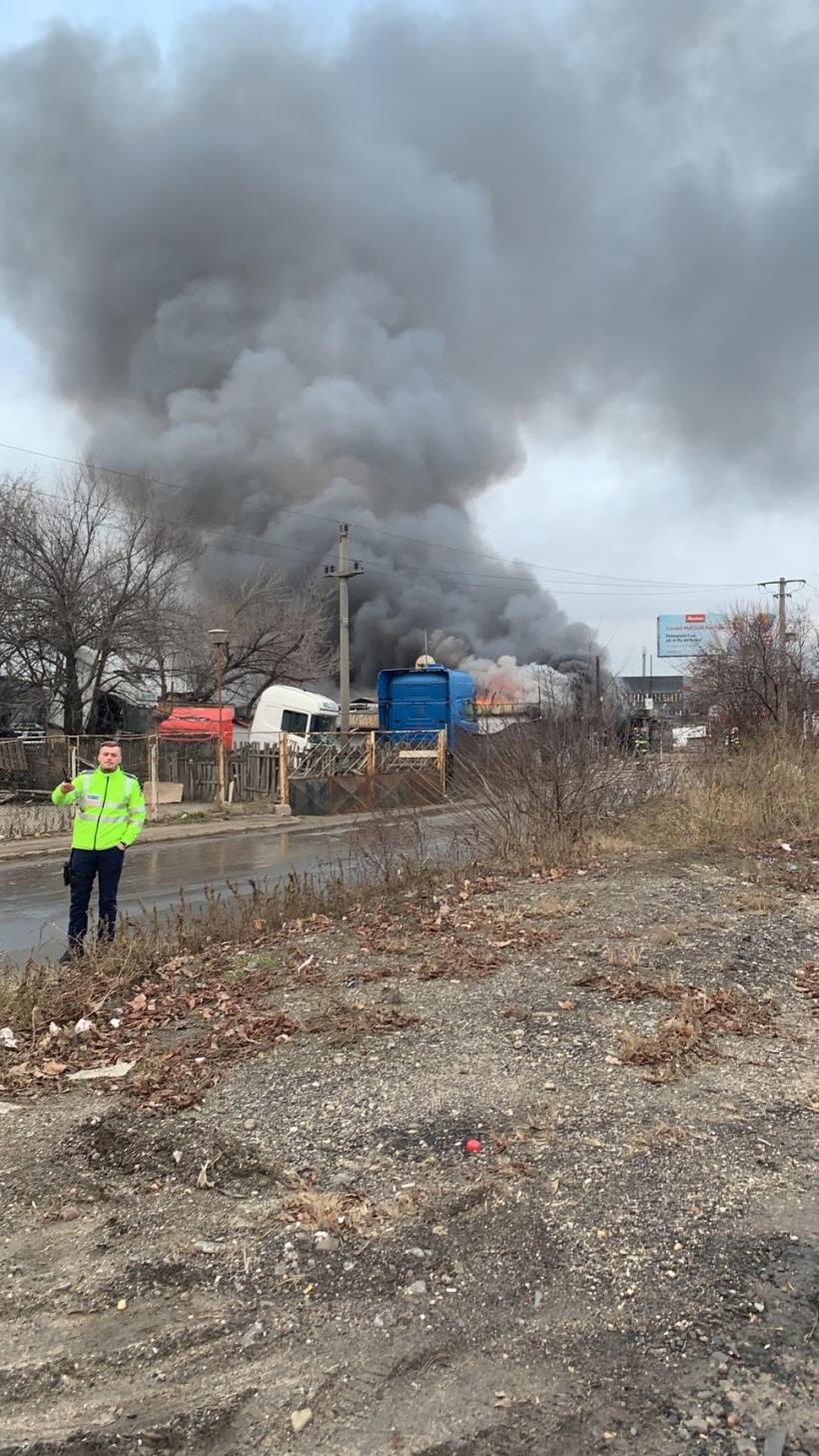 Incendiu puternic la un depozit de pe Bd. Iuliu Maniu  18818575