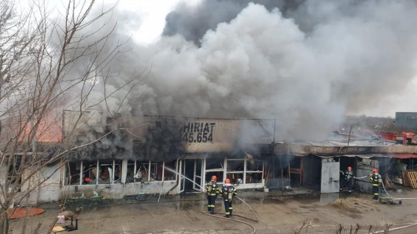 Incendiu puternic la un depozit de pe Bd. Iuliu Maniu  18818576