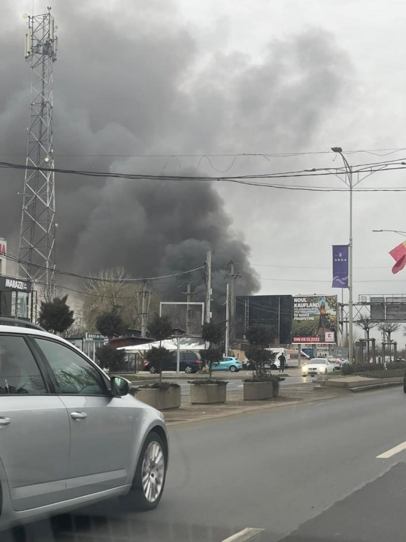 Incendiu puternic la un depozit de pe Bd. Iuliu Maniu  18818579