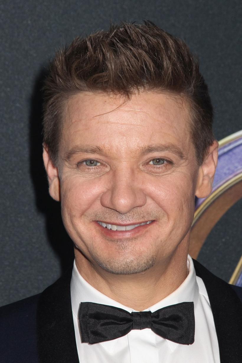 Jeremy Renner își revine după accidentul GRAV suferit în timp ce își deszăpezea curtea 18818479