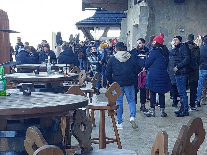 Fițe de Poiană: cizme cu toc-cui, pe traseu de creastă  18818390