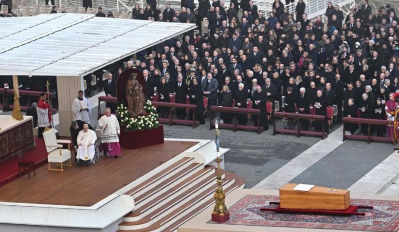 Funeraliile papei emerit Benedict al XVI-lea s-au încheiat. La slujba de înmormântare au fost prezenți circa 200.000 de credincioși 18818730