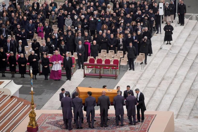 Funeraliile papei emerit Benedict al XVI-lea s-au încheiat. La slujba de înmormântare au fost prezenți circa 200.000 de credincioși