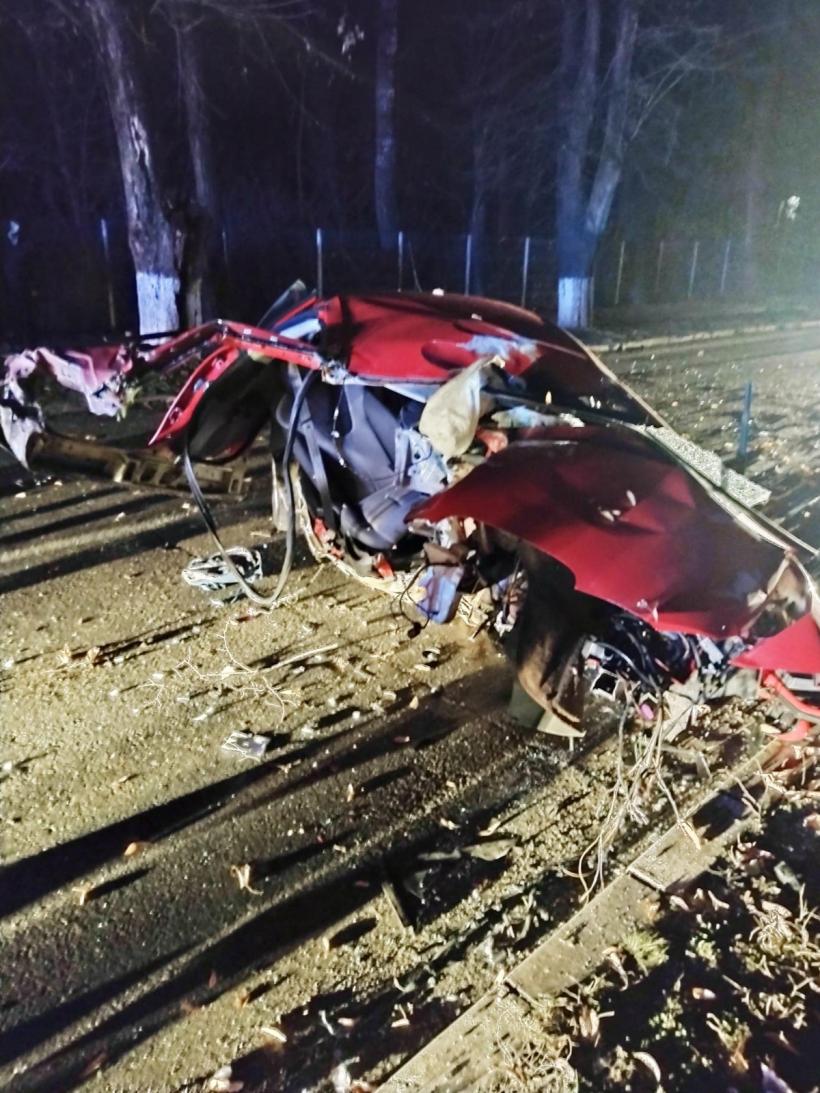 Accident mortal. Un tânăr de 20 ani a murit, alți doi sunt în spital 18818840