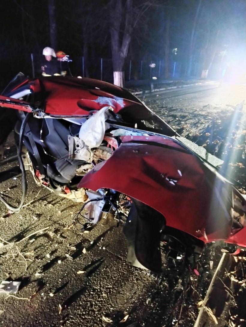 Accident mortal. Un tânăr de 20 ani a murit, alți doi sunt în spital 18818841