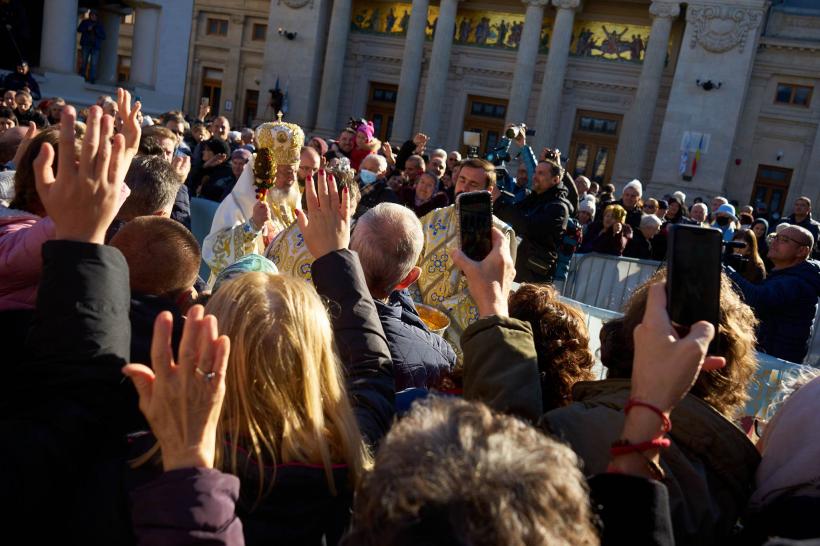 Boboteaza 2023. Slujba de Sfinţire Mare a apei a fost oficiată de Patriarhul Daniel. Au fost împărțite 13.000 de sticle cu Agheasmă Mare 18818956