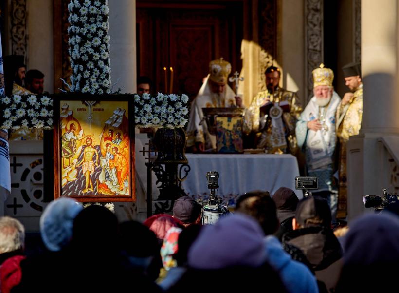 Boboteaza 2023. Slujba de Sfinţire Mare a apei a fost oficiată de Patriarhul Daniel. Au fost împărțite 13.000 de sticle cu Agheasmă Mare