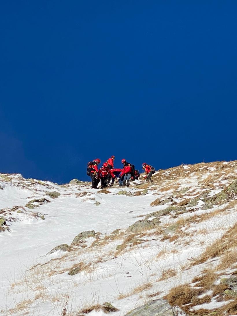 Un jandarm din Gorj a murit după ce a căzut într-o râpă din Munții Parâng. Șeful Salvamont România: Colegii din munte mi-au dat prin stație și au confirmat că au reușit să îl găsească pe cel care a căzut ieri 18818918