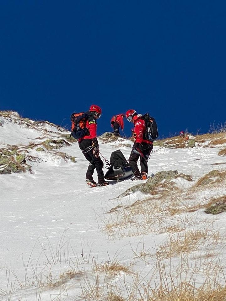 Un jandarm din Gorj a murit după ce a căzut într-o râpă din Munții Parâng. Șeful Salvamont România: Colegii din munte mi-au dat prin stație și au confirmat că au reușit să îl găsească pe cel care a căzut ieri 18818919