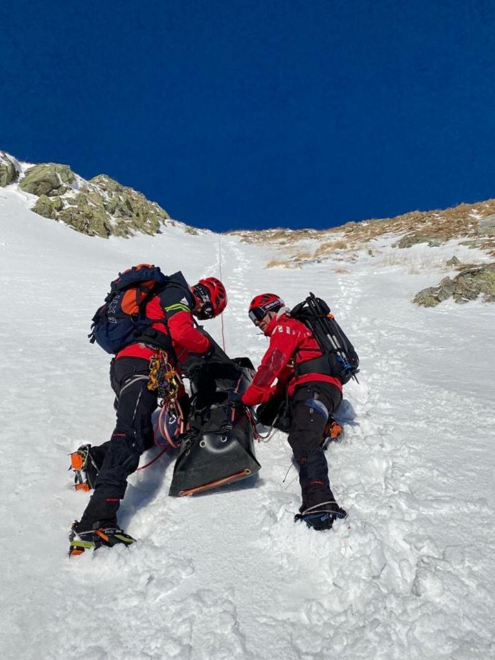 Un jandarm din Gorj a murit după ce a căzut într-o râpă din Munții Parâng. Șeful Salvamont România: Colegii din munte mi-au dat prin stație și au confirmat că au reușit să îl găsească pe cel care a căzut ieri 18818920