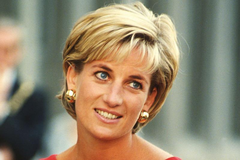 Una dintre celebrele rochii ale Prințesei Diana va fi scoasă la vânzare