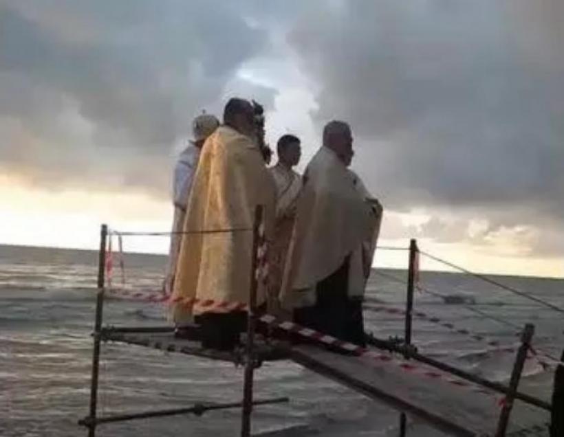 VIDEO Un preot român a căzut în mare după ce a aruncat crucea de Bobotează. „A căzut popa, bă!” 