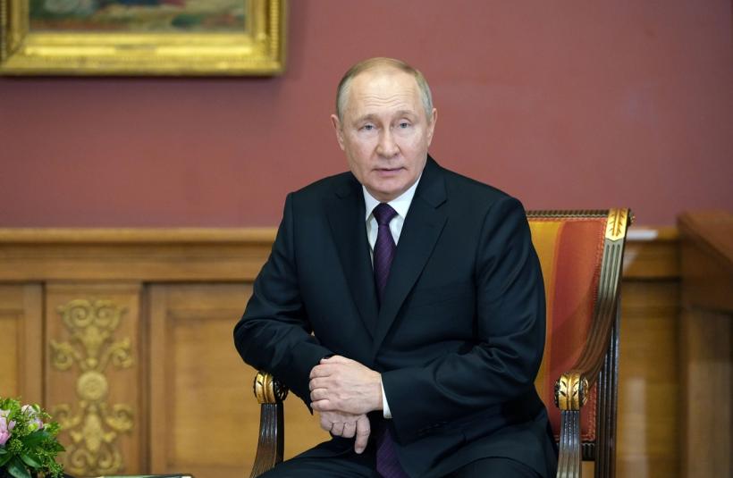 Tot mai izolat! Putin asistă singur la o slujbă ortodoxă de Crăciun