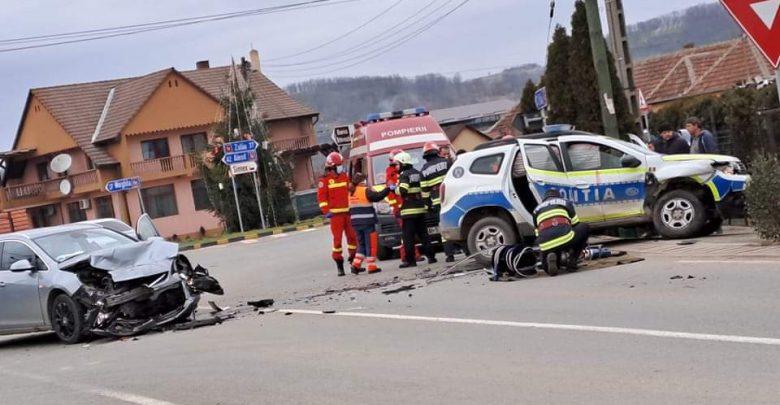Ciocnire în județul Sălaj. O mașină de Poliție nu a acordat prioritate și a provocat un accident. Polițistul a rămas fără carnet