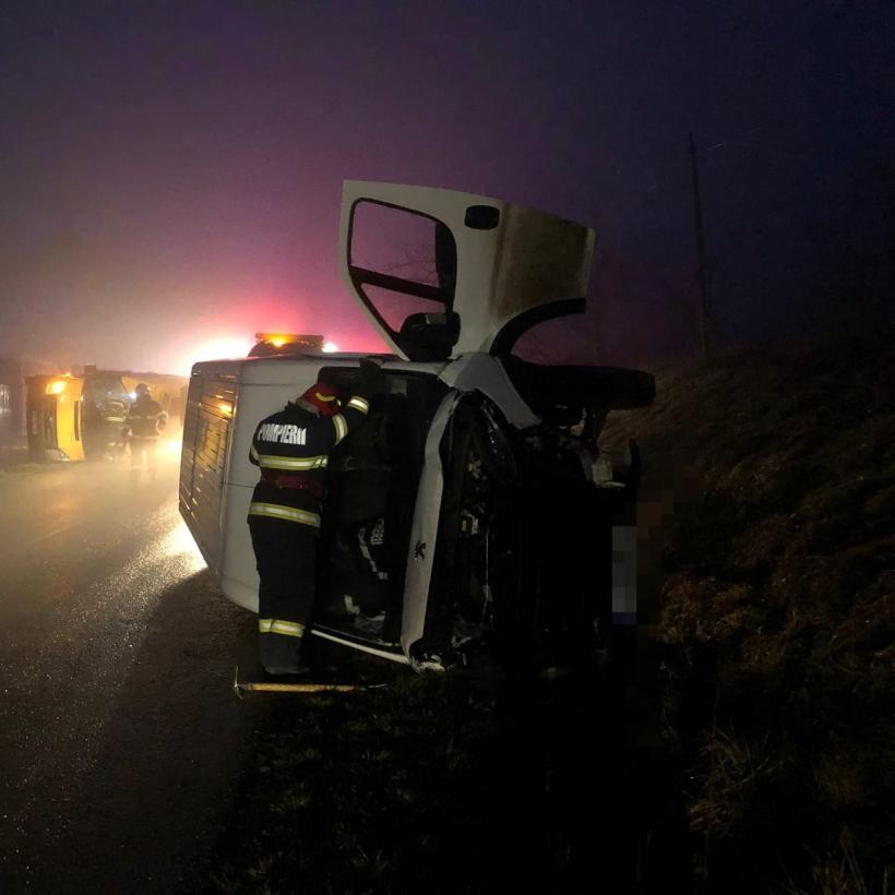 Accident între o mașină de transport pâine și un microbuz școlar 18819254