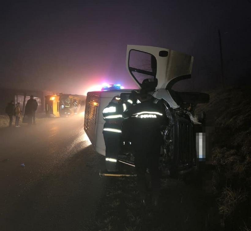Accident între o mașină de transport pâine și un microbuz școlar 18819255