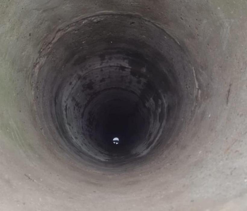 O femeie de 55 de ani a căzut într-o fântână adâncă de 18 metri 18819452