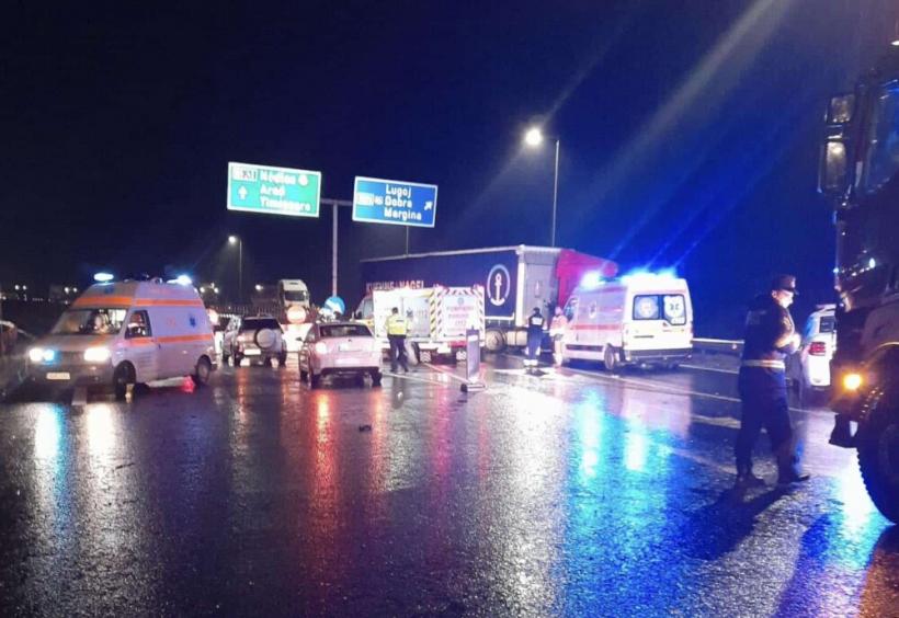 Accident grav pe autostrada A1. O autoutilitară, un autoturism și un autocamion s-au ciocnit. O persoană a murit 18819624