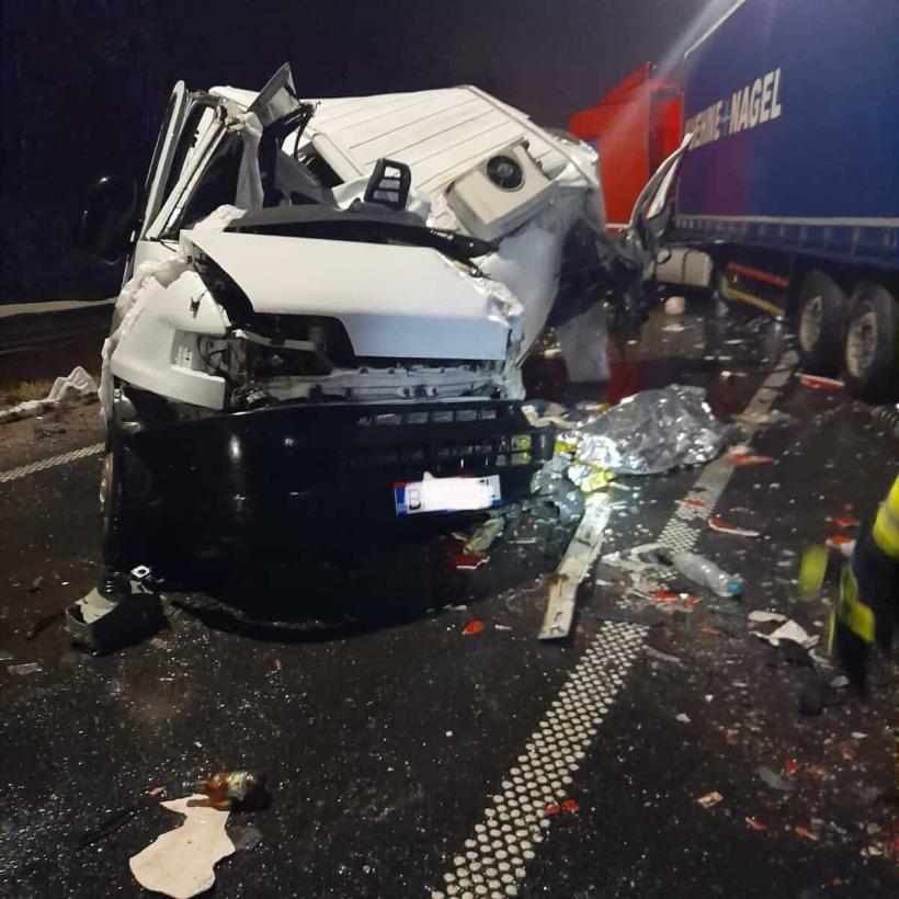 Accident grav pe autostrada A1. O autoutilitară, un autoturism și un autocamion s-au ciocnit. O persoană a murit 18819625