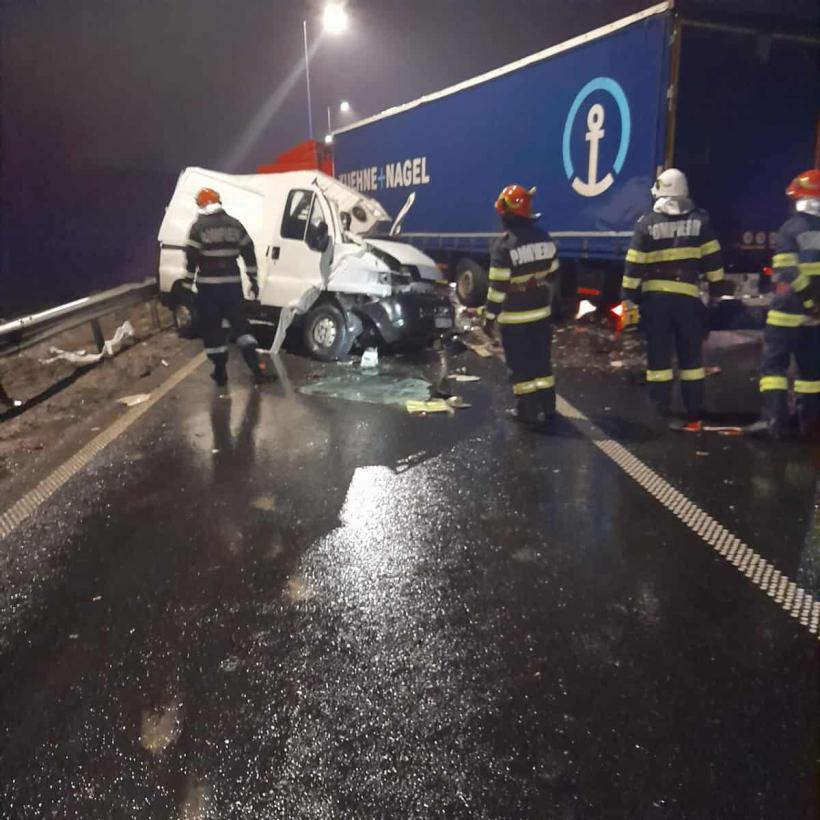 Accident grav pe autostrada A1. O autoutilitară, un autoturism și un autocamion s-au ciocnit. O persoană a murit 18819626