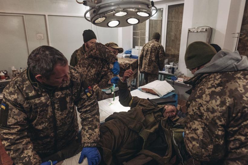 Incredibil! Medicii au scos o grenadă neexplodată din corpul unui soldat ucrainean