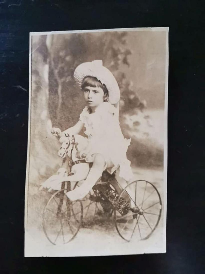 Grasul jovial care a brevetat șansoneta valahă 18819586